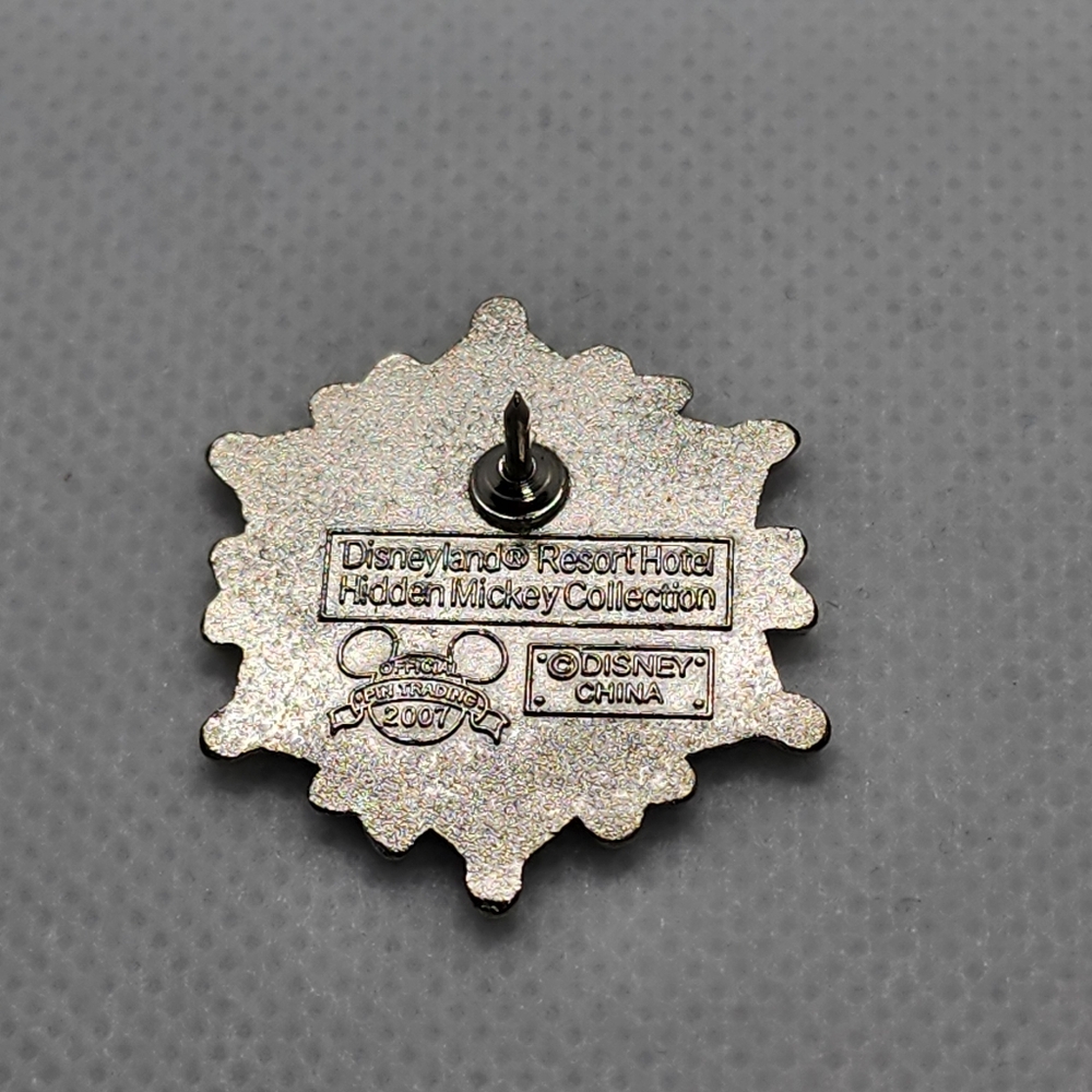 🌺 5/$25 Minnie Mouse Silver and Blue Snowflake Enamel Pin‎ - Picture 2 of 4